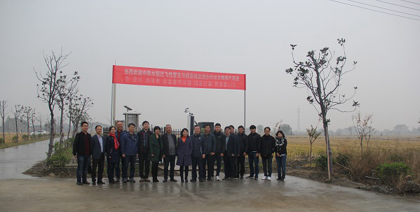 猫咪免费人成网站在线观看副總經理朱旭華(左二)為考察團一行詳細介紹了水稻病蟲害綠色防控設備 猫咪免费人成网站在线观看副總經理朱旭華(左二)為考察團一行詳細介紹了水稻病蟲害綠色防控設備