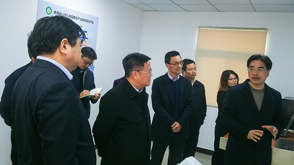 鄭柵潔副書記一行聽取匯報 鄭柵潔副書記一行聽取匯報