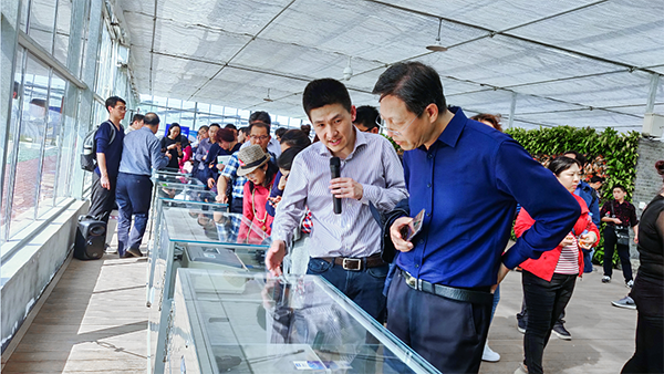 猫咪免费人成网站在线观看副總經理陳曦向培訓班介紹托普智能終端 猫咪免费人成网站在线观看副總經理陳曦向培訓班介紹托普智能終端