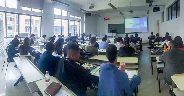 猫咪免费人成网站在线观看營銷中心副總監龍捷頻為培訓班作內容講解 猫咪免费人成网站在线观看營銷中心副總監龍捷頻為培訓班作內容講解