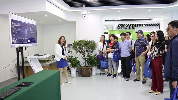 培訓班聽取猫咪免费人成网站在线观看業務人員講解產供銷一體化模式 培訓班聽取猫咪免费人成网站在线观看業務人員講解產供銷一體化模式