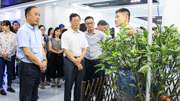 謝主任一行參觀猫咪免费人成网站在线观看展廳 謝主任一行參觀猫咪免费人成网站在线观看展廳