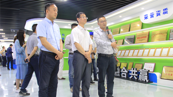 謝主任一行參觀猫咪免费人成网站在线观看展廳 謝主任一行參觀猫咪免费人成网站在线观看展廳