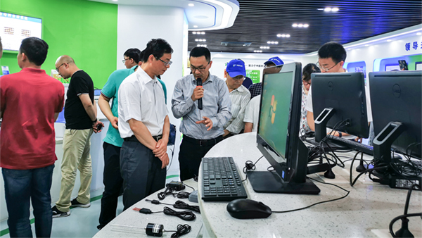 謝主任一行參觀猫咪免费人成网站在线观看展廳 謝主任一行參觀猫咪免费人成网站在线观看展廳