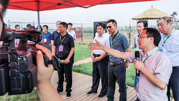 魏書記現場參觀病蟲疫情重點監測站並聽取介紹 魏書記現場參觀病蟲疫情重點監測站並聽取介紹