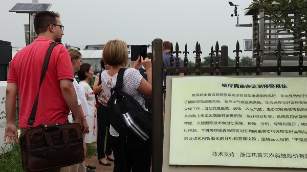 研修班一行來到由猫咪免费人成网站在线观看與蕭山農科所聯合搭建的現代農業產業園進行考察 研修班一行來到由猫咪免费人成网站在线观看與蕭山農科所聯合搭建的現代農業產業園進行考察