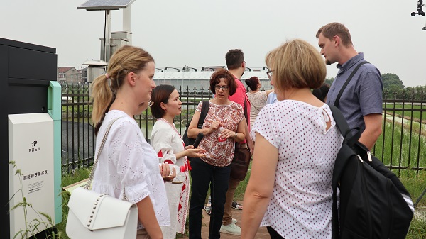 研修班一行來到由猫咪免费人成网站在线观看與蕭山農科所聯合搭建的現代農業產業園進行考察 研修班一行來到由猫咪免费人成网站在线观看與蕭山農科所聯合搭建的現代農業產業園進行考察