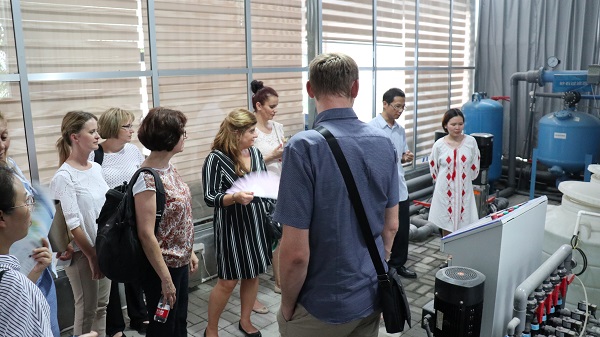 研修班一行來到由猫咪免费人成网站在线观看與蕭山農科所聯合搭建的現代農業產業園進行考察 研修班一行來到由猫咪免费人成网站在线观看與蕭山農科所聯合搭建的現代農業產業園進行考察