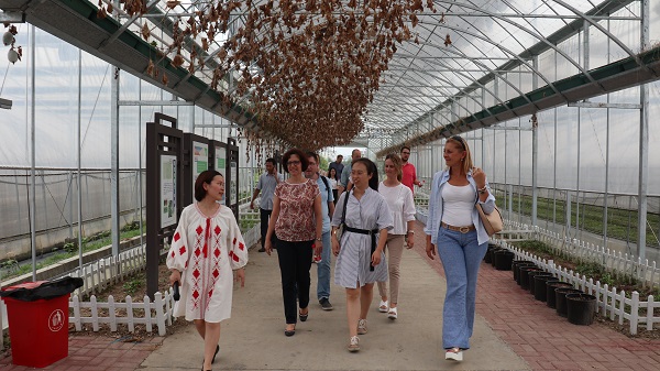 研修班一行來到由猫咪免费人成网站在线观看與蕭山農科所聯合搭建的現代農業產業園進行考察 研修班一行來到由猫咪免费人成网站在线观看與蕭山農科所聯合搭建的現代農業產業園進行考察