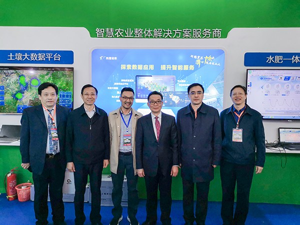 領導一行蒞臨猫咪免费人成网站在线观看展位 領導一行蒞臨猫咪免费人成网站在线观看展位