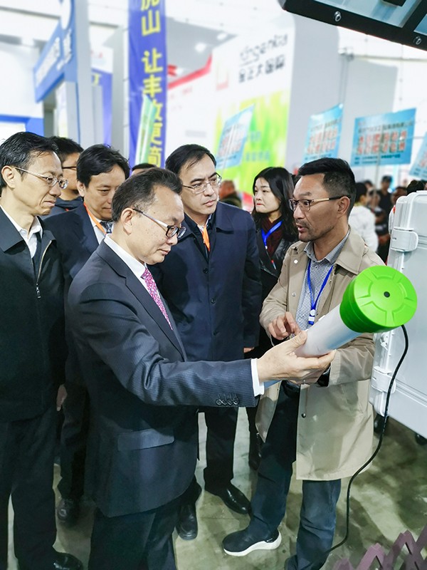 猫咪免费人成网站在线观看董事長陳渝陽向劉天金主任介紹智能猫咪社区APP官网墒情監測設備 猫咪免费人成网站在线观看董事長陳渝陽向劉天金主任介紹智能猫咪社区APP官网墒情監測設備