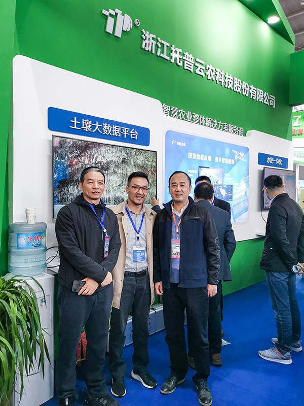 浙江省耕肥總站虞軼俊站長(右)浙江省耕肥總站陳紅金副站長(左) 浙江省耕肥總站虞軼俊站長(右)浙江省耕肥總站陳紅金副站長(左)