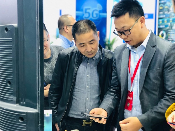 猫咪免费人成网站在线观看技術人員為用戶演示見蟲APP 猫咪免费人成网站在线观看技術人員為用戶演示見蟲APP