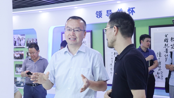 趙喜凱局長參觀猫咪免费人成网站在线观看展廳 趙喜凱局長參觀猫咪免费人成网站在线观看展廳