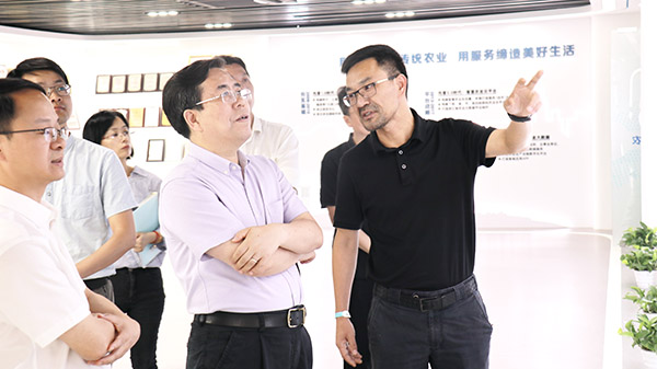 應義斌教授一行參觀猫咪免费人成网站在线观看數字三農展廳 應義斌教授一行參觀猫咪免费人成网站在线观看數字三農展廳