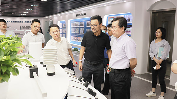 應義斌教授一行參觀猫咪免费人成网站在线观看數字三農展廳 應義斌教授一行參觀猫咪免费人成网站在线观看數字三農展廳