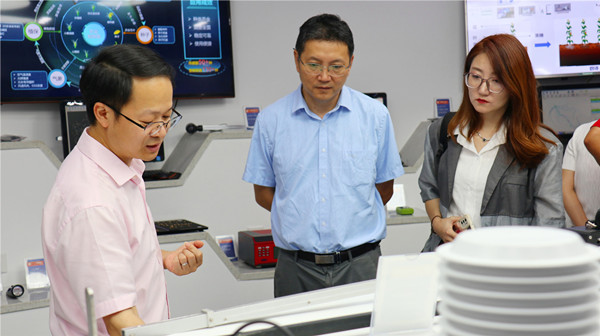 王建軍一行參觀猫咪免费人成网站在线观看數字展廳 王建軍一行參觀猫咪免费人成网站在线观看數字展廳